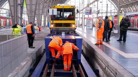 Mitarbeiter der Deutschen Bahn AG reparieren den beschädigten Prellbock am Frankfurter Hauptbahnhof. 
