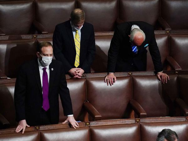 Die Senatoren sind erschöpft, als der Wahlsieg für Biden offiziell und endgültig verkündet werden kann.