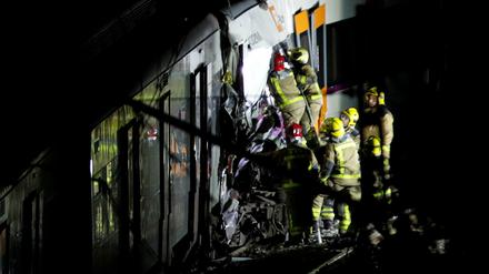 Rettungskräfte verschafften sich Zugang zu einem der beiden verunfallten Züge.