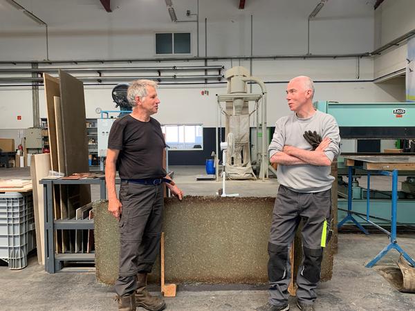 Zwei fürs Moor: Richard Hurding (rechts) und Aldert van Weeren in der Fabrikhalle bei Schwedt, in der Rohrkolben zu Platten gepresst werden.