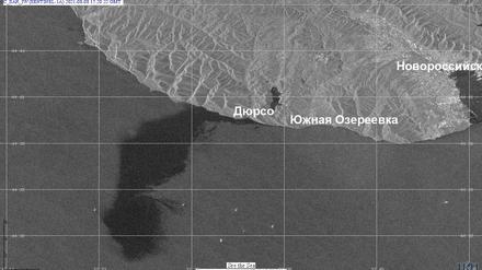 Das Satellitenbild der Russischen Akademie der Wissenschaften zeigt einen Ölteppich nach einem Unfall mit einem Tankschiff im Schwarzen Meer.