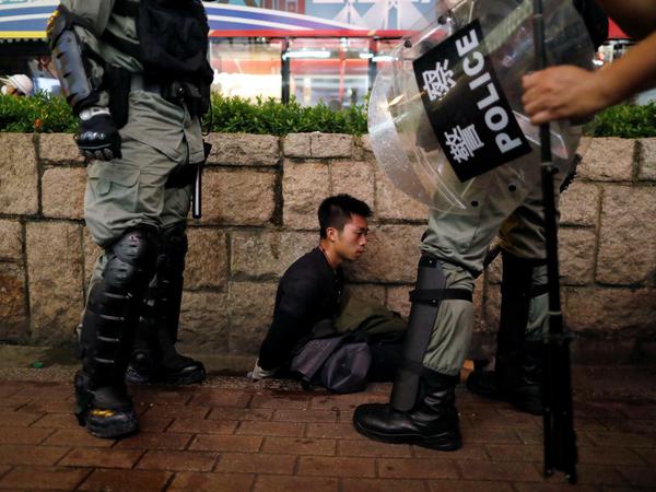 Ein Demonstrant ist festgenommen.