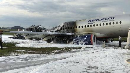 Das ausgebrannte Passagierflugzeug auf dem Flughafen Scheremetjewo.