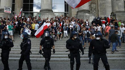 Mehrere Hundert Menschen waren Ende August auf die Stufen und zum Portal des Reichstagsgebäudes vorgedrungen.