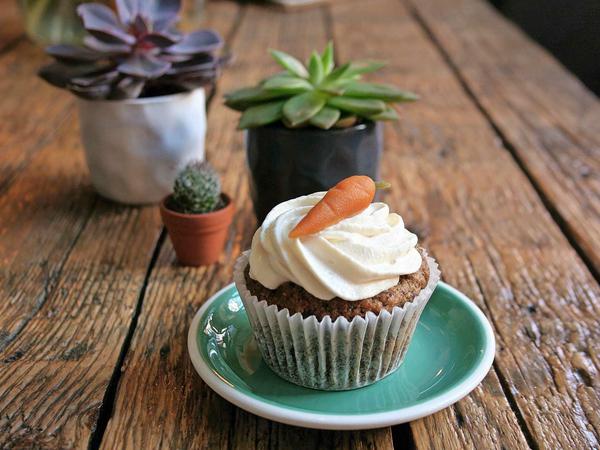 Alles Bio, alles vegan: Sogar Johanna Aoyamas Marzipanmöhrchen auf den Rübli-Cupcakes sind handgerollt und mit natürlichen Zutaten gefärbt.