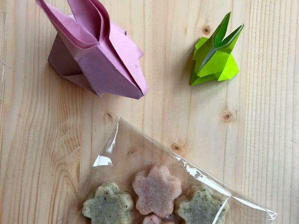 Sehen ein bisschen aus wie Kirschblüten und haben auch ihr Aroma: Johanna Aoyamas Sablés für ihr Café "Sakura". Die Origami-Häschen gibt's dazu.