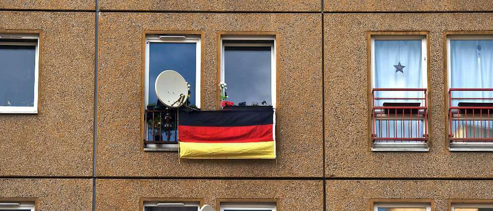 Deutschlandfahne am Fenster, aber auch glücklich?