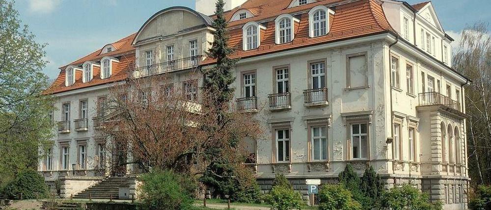 Familiensitz. Schloss Genshagen wurde 1880 am Berliner Stadtrand erbaut. 1945 wurde die Familie vertrieben. Heute gehört das Anwesen dem Staat.
