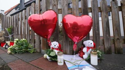 Luftballons in Herzform, Plüschtiere, Kerzen und Blumen stehen vor dem Eingang zu einem Haus, in dem am zweiten Weihnachtstag drei Menschen einer vierköpfigen Familie tot gefunden wurden.