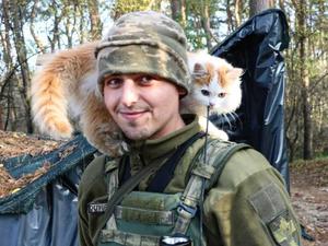 Ukrainischer Soldat mit Katze.