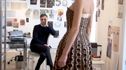 Der Designer Raf Simons bei der Anprobe. Szene des Kinofilms "Dior und ich". 