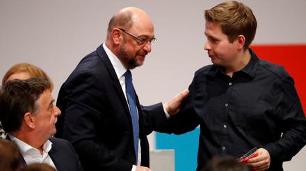 Der wiedergewählte SPD-Chef Martin Schulz und der Juso-Vorsitzende Kevin Kuehnert.