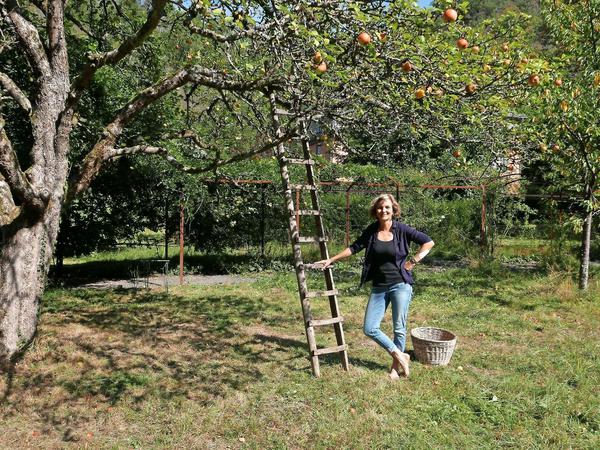 Sofia Blind, Literaturübersetzerin und Gärtnerin in fünfter Generation, besitzt um die 30 Obstbäume im eigenen Garten im pfälzischen Lahntal. Für ihr aktuelles Buch hat sie ein Jahr in alten Quellen recherchiert. 