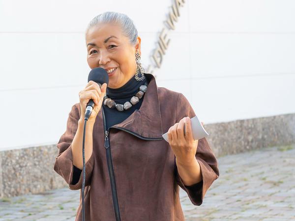 Jinok Kim-Eicken (68) bei ihrem Sommerfest 2020 auf der Freifläche gegenüber dem Jüdischen Museum