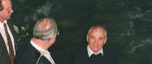 1990 im Kaukasus: Helmut Kohl (Mitte) und Michail Gorbatschow beim historischen „Strickjackentreffen“. Andreas Weiß trägt Dienstkleidung – Krawatte und Jackett.