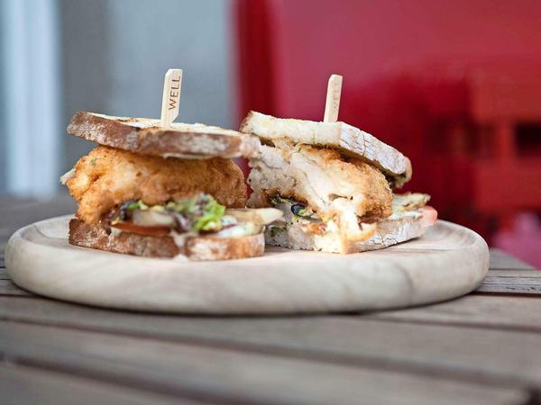Das Besser-geht's-nicht-Sandwich von "Spindler": Brioche, knuspriges Hähnchenfilet, gegrillter weißer Spargel, Kräutermajo.