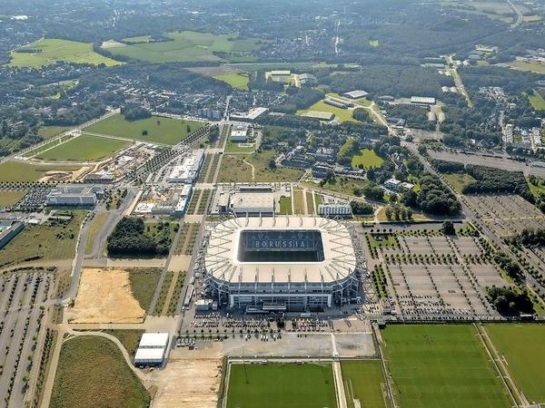 Vor den Toren der Stadt: das neue Stadion von Mönchengladbach.
