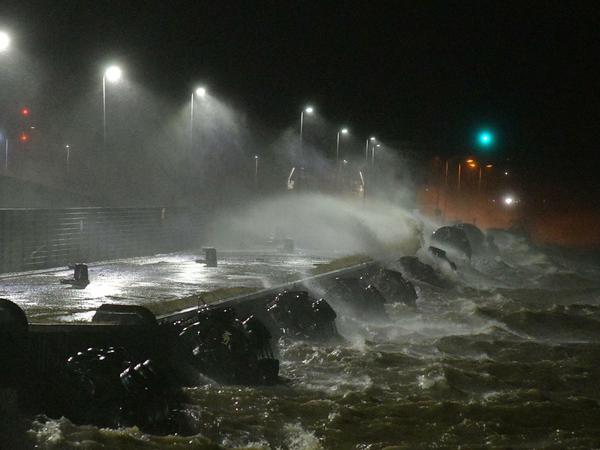 Wellen schlagen in Bremerhaven über die Kaimauern.