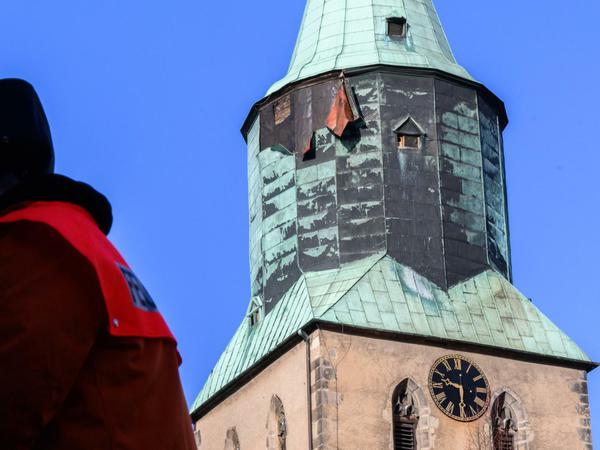 Kupferplatten hängen am Turm der St. Matthäi Kirche in Gronau.