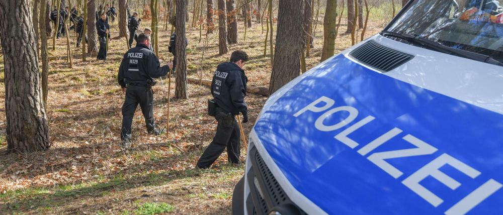 Bei Kummersdorf in Brandenburg sucht eine Hundertschaft nach der vermissten Rebecca Reusch abzusuchen.