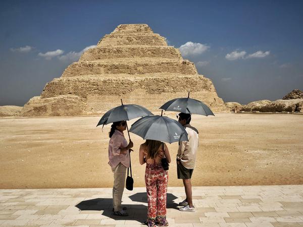 Touristen besuchen in Ägypten die Djoser-Pyramide in der Nekropole von Sakkara.