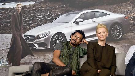Spaß oder mehr Geschäft? Modedesigner Haider Ackermann und Oscar-Preisträgerin Tilda Swinton posieren bei der Vorstellung der jüngsten Mercedes-Benz Fashion-Kampagne im Bikini-Haus.