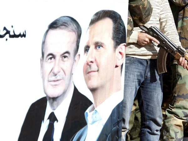 Vater und Sohn. Hafez al Assad putschte sich an die Macht, regierte Syrien über Jahrzehnte. Baschar al Assad übernahm nach seinem Tod.