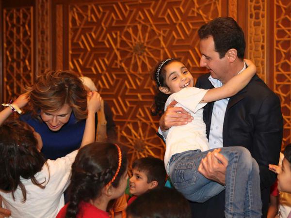 Baschar al Assad und seine Frau Asma empfangen Kinder, deren Eltern im Kampf für das Assad-Regime gestorben sind. 