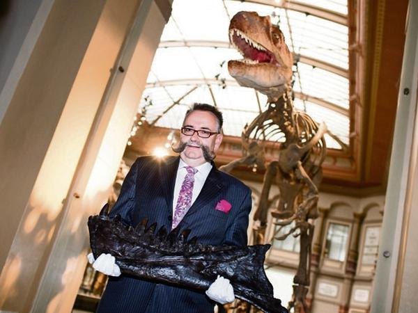Johannes Vogel, Generaldirektor des Berliner Museums für Naturkunde. Im Hintergrund das Skelett eines Allosaurus Foto: Gregor Fischer/dpa 