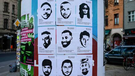 Wie sollen Wunden heilen, wenn Menschen – im Bild ein Plakat zum Gedenken an die Hanauer Opfer in Berlin-Kreuzberg – voneinander isoliert sind?