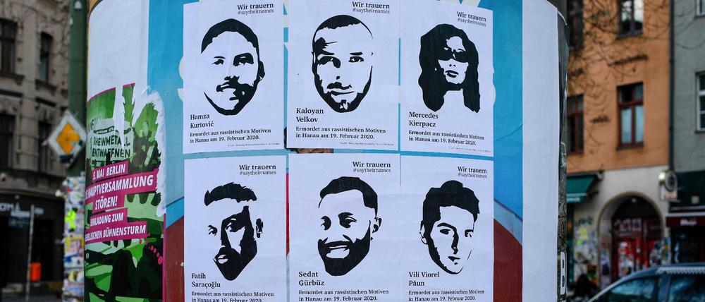 Wie sollen Wunden heilen, wenn Menschen – im Bild ein Plakat zum Gedenken an die Hanauer Opfer in Berlin-Kreuzberg – voneinander isoliert sind?
