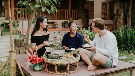 Pionierin der Gastfreundschaft. Kochen und Essen mit Mae Pong in Thailand.