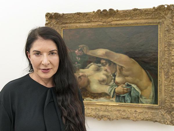 Marina Abramovic vor dem Gemälde "Le Reveil".