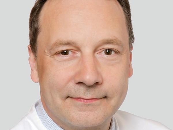 Wolfgang Harth ist Chefarzt der Abteilung für Hautkrankheiten am Vivantes Klinikum Spandau und als Androloge auch auf die Behandlung von Erektionsstörungen spezialisiert.