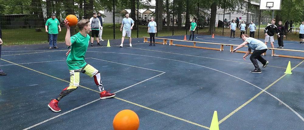 Jugendliche spielen Völkerball in Potsdam.
