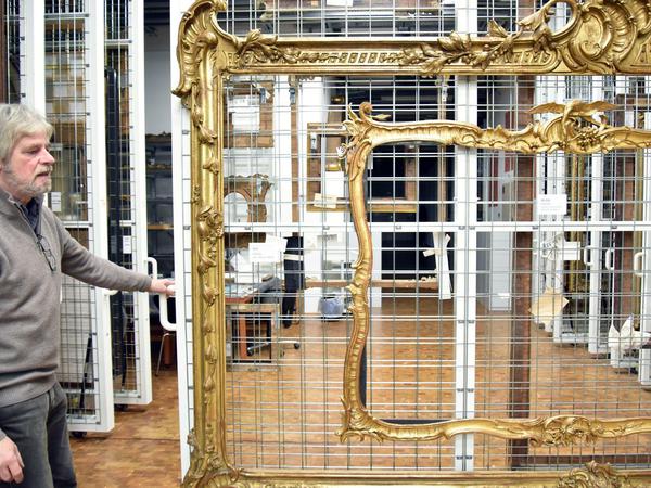 Der große Rokoko-Rahmen umgab einst "Das Ladenschild des Kunsthändlers Edme Gersaint", gemalt von Antoine Watteau. Er ist drei Meter lang!
