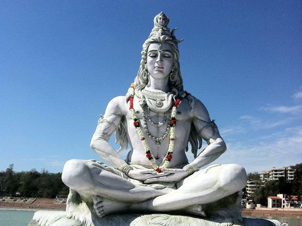 Shiva, hilf! Die riesige Statue der indischen Gottheit thront am Ufer des Ganges. 