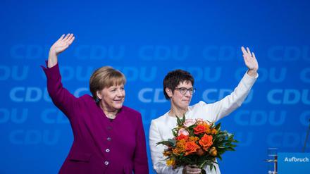 Bundeskanzlerin Angela Merkel mit der neuen CDU-Generalsekretärin Annegret Kramp-Karrenbauer. 