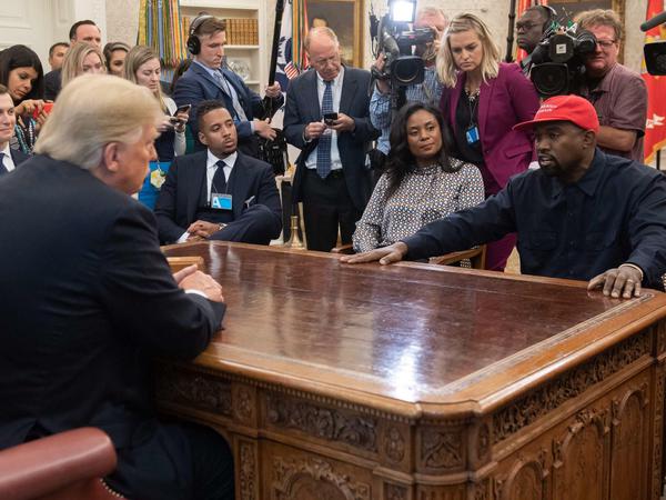 2018 empfängt Donald Trump Rapper Kanye West im Oval Office.