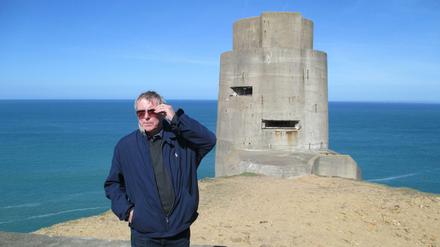 Der Schauspieler John Nettles, bekannt durch seine Rolle als "Inspector Barnaby" vor einem ehemaligen deutschen Bunker auf Jersey.