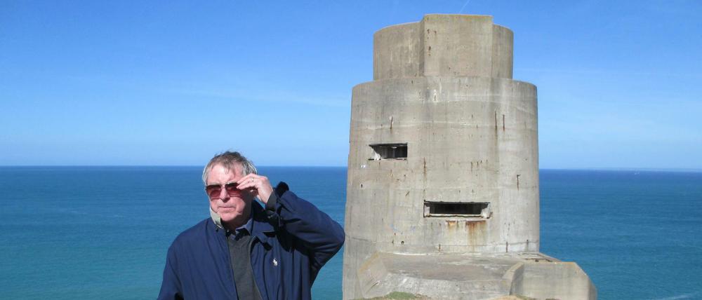 Der Schauspieler John Nettles, bekannt durch seine Rolle als "Inspector Barnaby" vor einem ehemaligen deutschen Bunker auf Jersey.