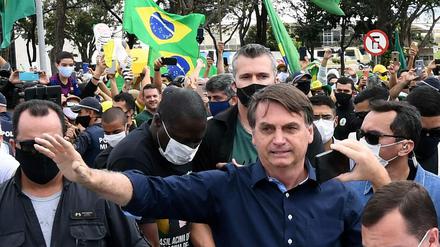 Jair Bolsonaro begrüßt seine Unterstützer in der Hauptstadt Brasilia. Maske trägt er nicht.