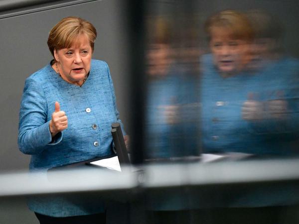 Merkel gestikuliert an diesem Mittwoch viel. Vor allem wenn es um Digitalisierung geht.