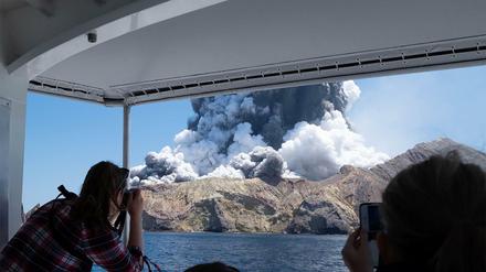 Der US-Amerikaner Michael Schade hatte White Island gerade verlassen und filmte den Vulkanausbrauch vom Boot aus.
