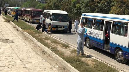 Busse mit Studierenden auf den Straßen Kabuls. 