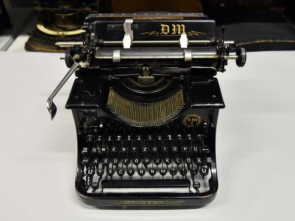 Klein, aber deutlich zu erkennen: das SS-Zeichen über der Ziffer 5 auf dieser Schreibmaschine aus Lichtenrade.
