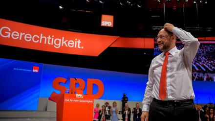 Aus dem Schatten. Martin Schulz beschwört Europa, wettert gegen die Despoten dieser Welt. Doch dann geht seine große Rede ganz leise zu Ende.