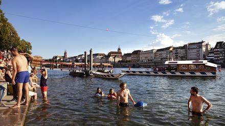 Mit Wickelfisch ans Ufer - ein ganz normaler Sommertag in Basel. 