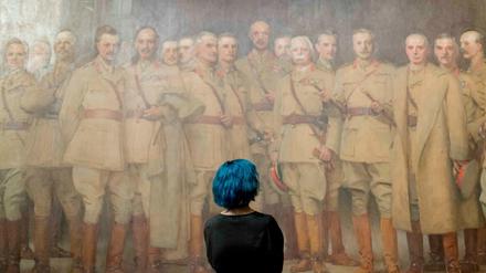 Das Gedächtnis eines Königsreichs. Eine Besucherin vor Offizieren des Ersten Weltkriegs. 