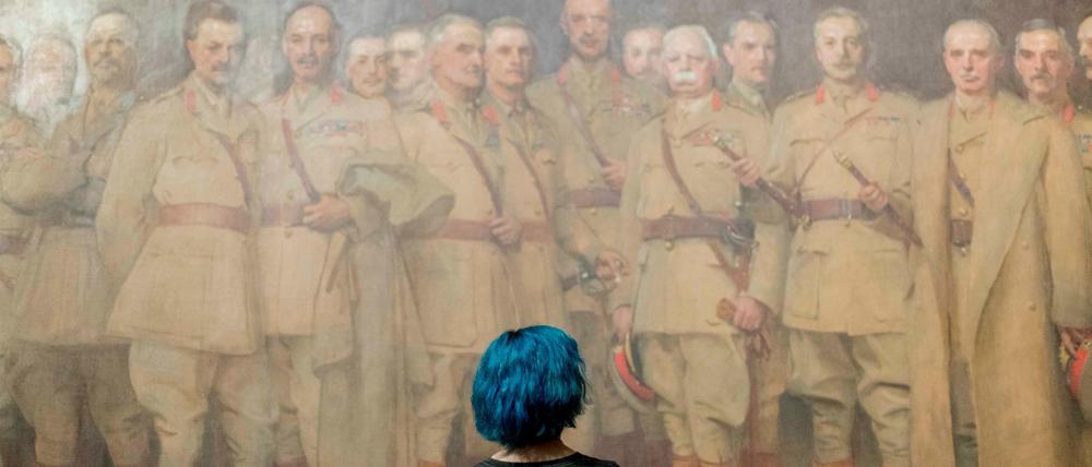 Das Gedächtnis eines Königsreichs. Eine Besucherin vor Offizieren des Ersten Weltkriegs. 